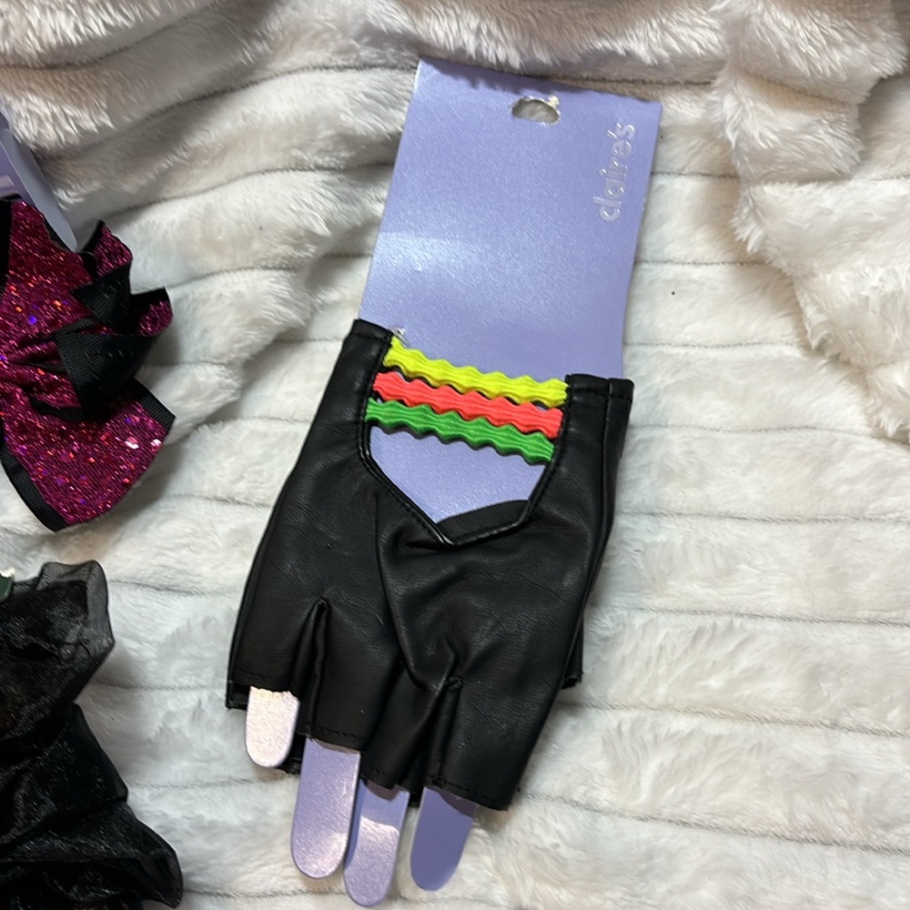 Hair scrunchies and gloves - Picture 2 of 7